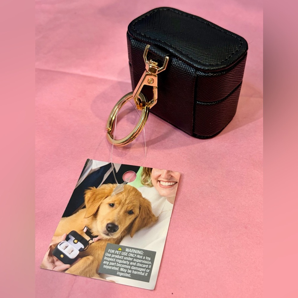 Having your dog in your wedding?
Black 2 Ring Holder For Dog Collars & Hair Comb - Picture 3 of 6